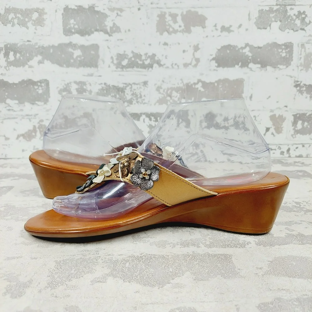 NEW Italian Shoemakers Emina Gold Floral Metallic Strap Wedge Thong Sandals F251